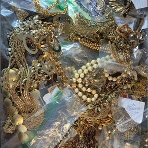 1 LBs Vtg, modern LUXURY HIGH END costume jewelry lot